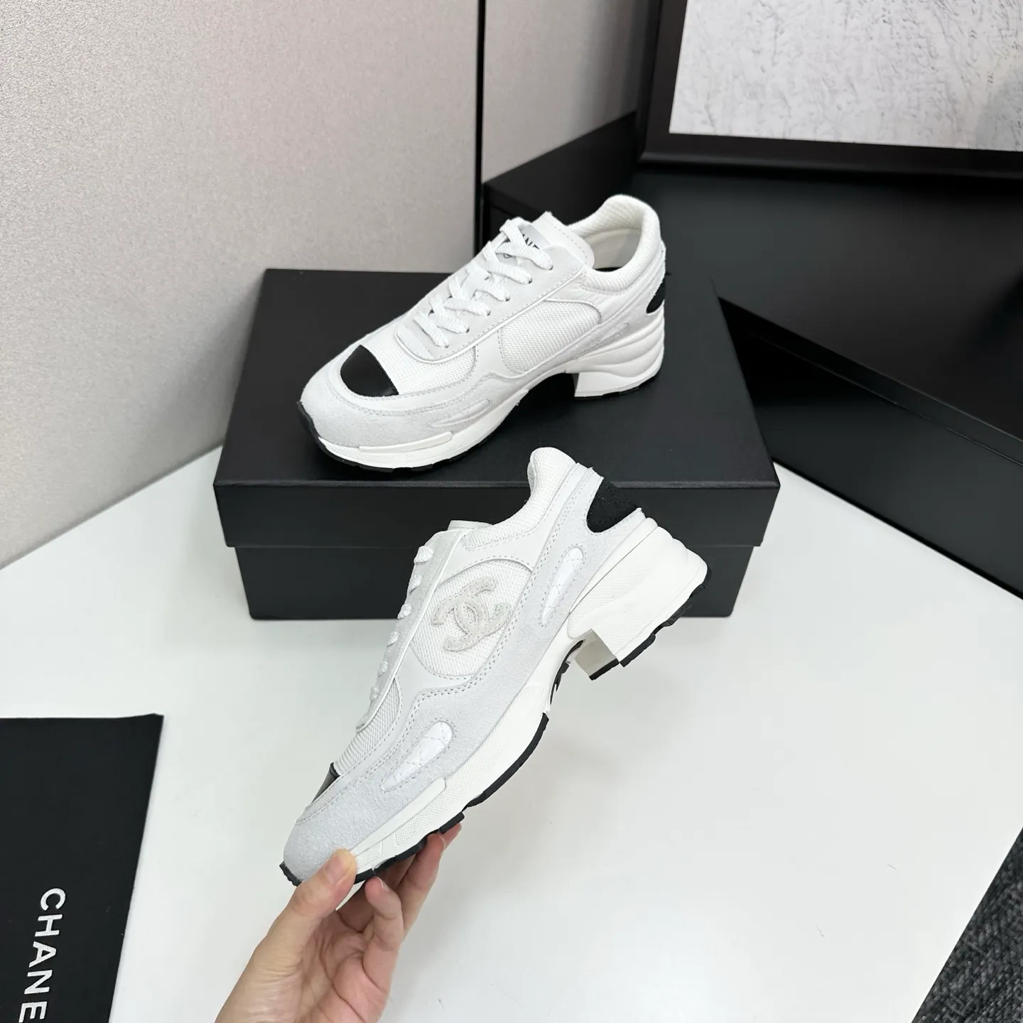 👟👟Ex-factory price 640👟👟Chanel Panda Shoes! 2025 counter's top casual sports shoes. This classic design; the upper is electro-embroidered with a variety of techniques; the outsole is fashionable and sporty; the unusual inclusion of a variety of color matching elements... The diversified mix and match is very good-looking and versatile, and can be used for leisure, fashion, sports, and outdoor... ꫛꫀꪝ Go➫ Materials: ❶Upper made of: original imported first-layer silk cowhide + original waterproof cloth + original first-layer cowhide ❷Inner lining: Original Yangli+wang ❸ Outsole based on: Original TPU combination outsole Counter boutique packaging complete set for women 35–41